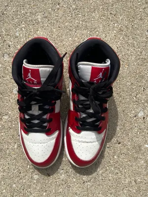 Air Jordan 1 Mid GS 'Chicago' Size 7y Women’s Size 8.5 thumbnail 3