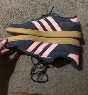 Shoes Adidas Women’s 7  thumbnail 1
