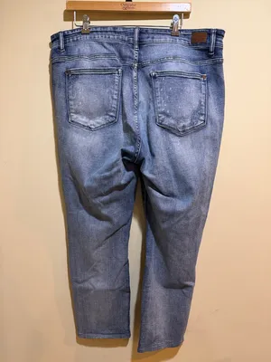 Women’s Judy Blue Boyfriend Fit Distressed Jeans thumbnail 4