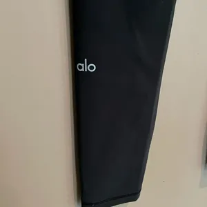 Alo Yoga High Waisted Ripped Warrior Legging in Black‎ Size Medium thumbnail 12