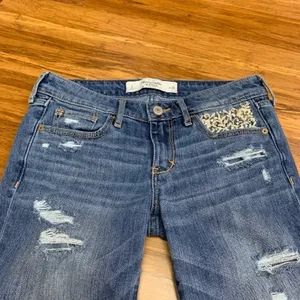 Abercrombie & Fitch Distressed Denim‎ Jeans Womens 2 Embellished Pockets Skinny thumbnail 2