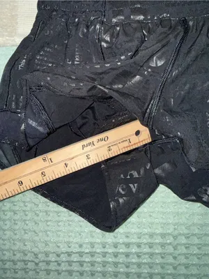 Lululemon Hotty Hot‎ Short II *2.5" Manifesto size 6 thumbnail 3