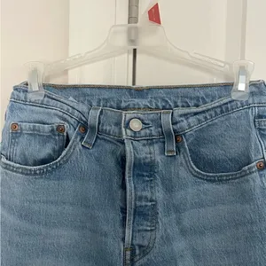 Levi's 501 Mid Wash Straight Legged Women’s Jeans with Button Up Fly thumbnail 4