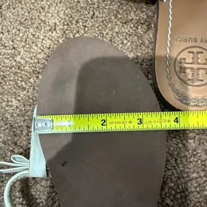 Tory Burch Leighanne Tan Ivory Leather Bow Logo Thong Sandals Flip Flops 8.5 N‎ thumbnail 11