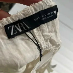 Zara Scalloped Eyelet Relaxed White Shorts Size L thumbnail 6