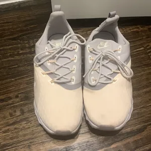 Nike Air Women’s‎ Sneakers Size 7.5 thumbnail 2