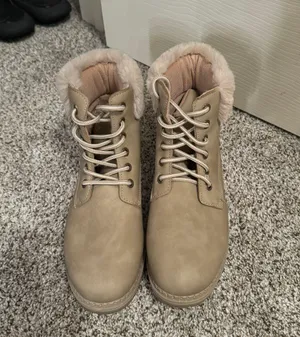 DL Winter Boots Size 6.5 thumbnail 1