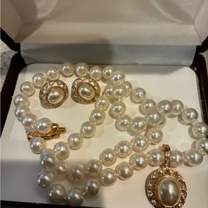 Vintage Roman pearl earrings and necklace set comes in vintage box thumbnail 2