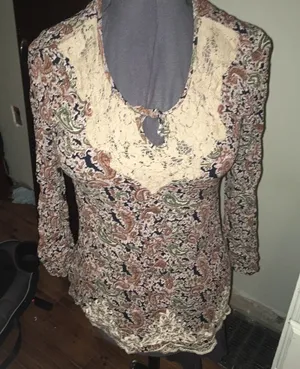 Gimmicks by BKE lace trimmed boho blouse thumbnail 1