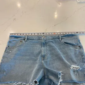 Abercrombie & Fitch The 4” Mom Short High Rise‎ in 36/ 22 thumbnail 5
