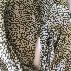 Old Navy Green White Dotted Sleeveless Blouse Tie Neck Tank Top Women’s Size S thumbnail 5