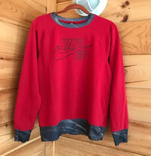 Nike ESSENTIAL RED/BLACK  GRAPHIC SWEATSHIRT PULLOVER thumbnail 1