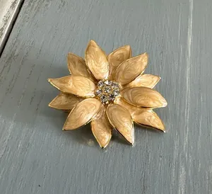 Flower Power Vintage Brooch Gold Tone W Beige Enamels Sparkly Rhinestones thumbnail 1