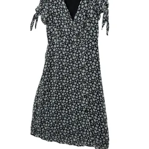 Blu Pepper Womens Dress Medium Floral Black White Lined V-Neck Knee Length‎ thumbnail 4