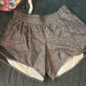 Lululemon Hotty Hot Short II Sz 6 tall Heather Lux thumbnail 6