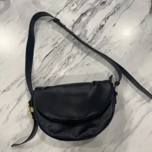 Flour Half Moon Crossbody Women's Street Level Black thumbnail 2