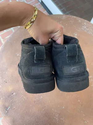 UGG ultra mini black sz 5 women In great condition thumbnail 3