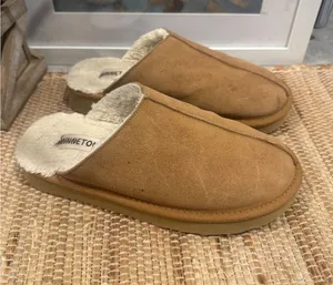 Minnetonka Women's Coze Around Suede Clog Slippers, Size 10 thumbnail 1