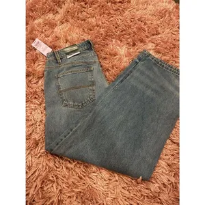 Universal Threads Straight Leg Women's Jeans in Light Blue thumbnail 3