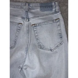 Abercrombie Fitch The Slim Straight Ultra High Rise Light Wash Denim Jeans 27/4s thumbnail 7
