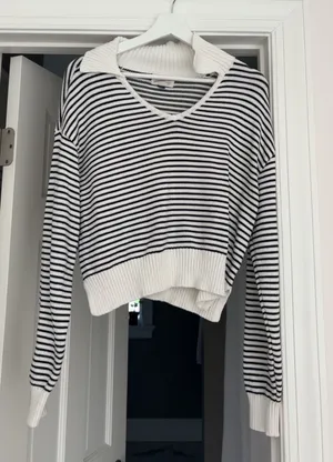 Universal Threads black & white striped sweater in size M thumbnail 1