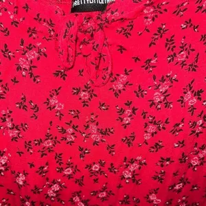 Pretty Little Thing ✨Red Ditsy Floral Print Frill Detail Shift Dress✨ thumbnail 8