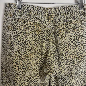 POL Jeans Womens 30 Medium Beige High Rise Crop Relaxed Leopard Distressed Denim thumbnail 10