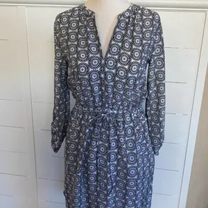 LOFT Outlet Black White‎ Geometric Medallion V-Neck Drawstring Waist Dress XS thumbnail 2