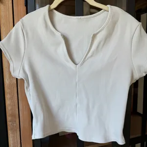 ALO yoga ribbed cropped tee Savvy short sleeve top workout split vneck white thumbnail 5