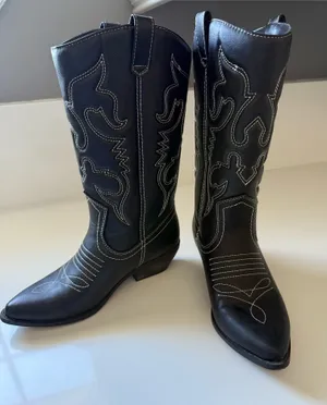 black boots Size 8 thumbnail 1