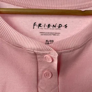 FRIENDS Pullover Graphic Sweatshirt in Pink Size Extra Large‎ thumbnail 5