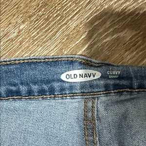 Old Navy Women's Light Blue Cropped Jeans - curvy skinny thumbnail 2