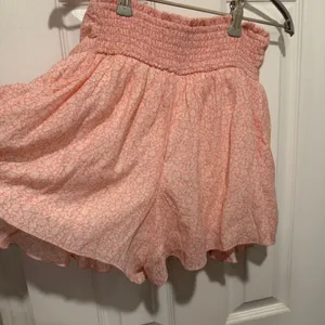 Francesca’s Mi Ami Boho Smocked Pull On Shorts Pink Floral Women’s Small thumbnail 4