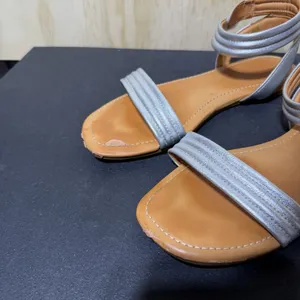 UGG‎ Women's Ethena silver leather flat ankle strap sandals Size 8 thumbnail 3