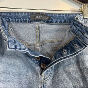 Torrid Women’s Plus 5 Inch Classic Denim HighRise Shorts Medium Wash Size 20 thumbnail 4