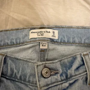Abercrombie Low-Rise Baggy Jeans thumbnail 3