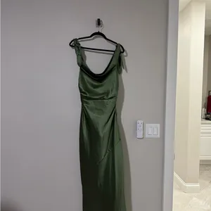 Petal & Pup Selma Off Shoulder Olive Dress Size M thumbnail 3