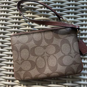 Coach‎ Signature C Leather Wristlet thumbnail 2