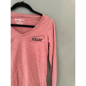 Ariat Womens Small Pink V-Neck Long Sleeve Graphic Tee Cowgirl Rodeo Lasso Shirt thumbnail 3