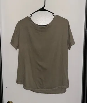 Old Navy Easy Tee Crewneck T-Shirt in Size Medium thumbnail 1