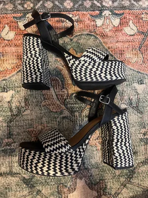 Universal Threads Black and White Chevron Platform Sandals thumbnail 1