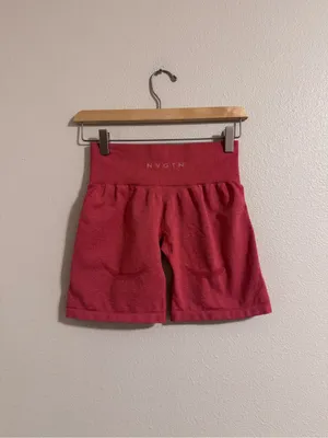 NVGTN High-Waist Women's Bike Shorts in Rose Red thumbnail 3