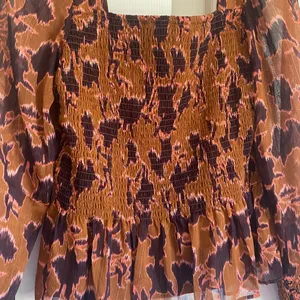Nine West size medium brown purple floral sheer smocked long sleeve blouse thumbnail 6