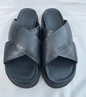 UGG Women's Capitelle Crossband Leather Platform Slides Sandals Size 8 thumbnail 1