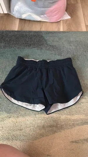 Lululemon Reversible Black/Light Grey Size 6 Shorts  thumbnail 5