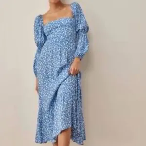 Reformation dress size 6 flattering silhouette, accentuated by the puff sleeves thumbnail 7