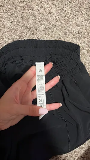 Low-Rise Lululemon 2.5" Shorts Hotty Hot thumbnail 3