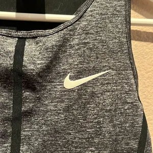 NIKE PRO HYPERCOOL Women’s TANK TOP DRI FIT CROPPED GREY BLACK MESH Size Small thumbnail 4