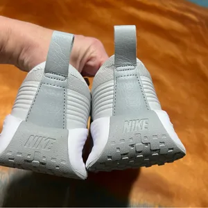 Nike Promina Walking Shoes Light Gray Metallic Sneakers size 7.5 thumbnail 5