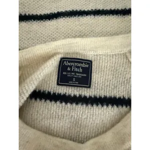 Abercrombie & Fitch Cream White Navy Blue Fuzzy Knit Minimalist Preppy Sweater S thumbnail 7